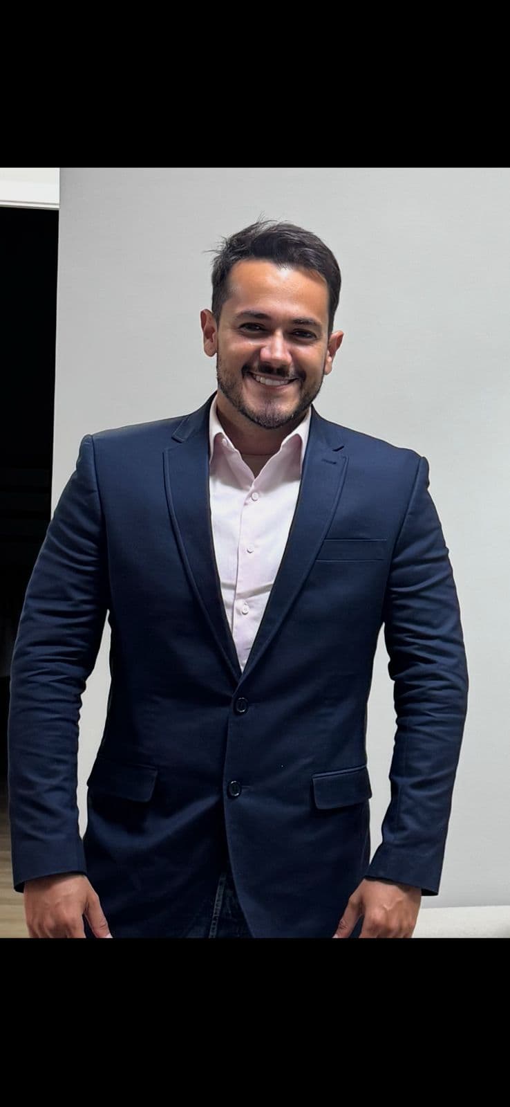 Dr. Jhonas Flauzino em atendimento clínico